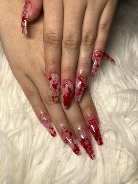 pinterest: @amacias3875 ♡💋 Twilight Nails, Ongles Goth, Blood Nails, Splatter Nails, Horror Nails, Holloween Nails, Vampire Blood, Halloween Acrylic Nails, Stiletto Nail Art