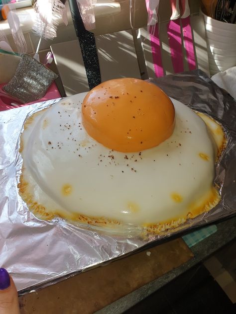 White sponge cake with hidden sweeties transformed into looking like a fried egg Egg Theme Cake, Egg Shaped Cake, White Sponge Cake, Egg Desserts, Egg Party, No Egg Desserts, Funny Eggs, Pastry Design, Realistic Cakes