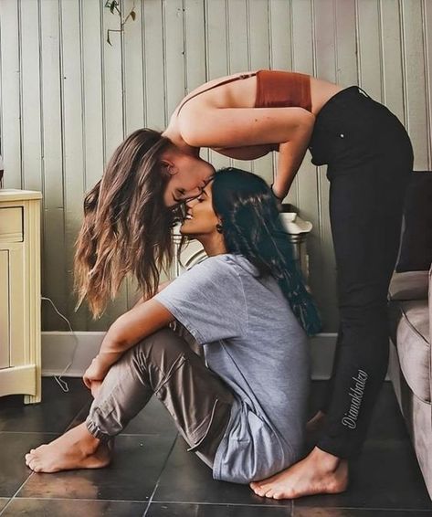 Gentle With Yourself, Woman Loving Woman, Like I Love You, Girlfriend Goals, Aesthetic Couple, Couple Picture Poses, Beautiful Human, Cute Couple Poses, Couple Photoshoot Poses