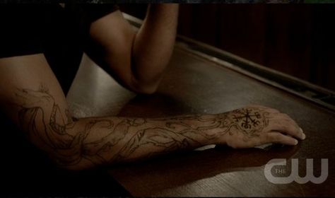 Hunter tattoo from the Vampire Diaries Hunters Mark, Vampire Diaries Makeup, Tvd Vampire, Hunter's Mark, Jeremy Gilbert, Vampire Tattoo, Hunter Tattoo, Mark Tattoo, Body Image Art