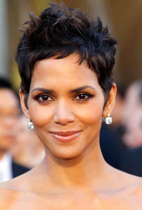 Curly Hair Oval Face, Halle Berry Short Hair, Pixie Styling, Pixie Cut Curly, Halle Berry Hairstyles, Cut Curly Hair, Hair Oval Face, Pixie Cut Curly Hair, Bentuk Alis