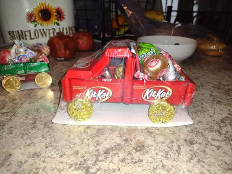 Tractor Made Out Of Candy, Truck Made Out Of Candy, Candy Christmas Truck, Candy Truck Diy, Christmas Candy Truck, Candy Truck Ideas, Christmas Candy Semi Truck, Christmas Candy Ideas Gifts, Diy Christmas Gifts Candy