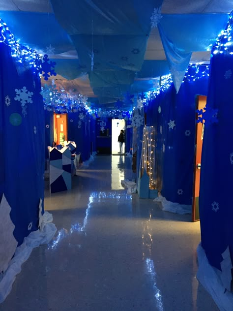 Snowcoming Decorations, Winter Themed School Hallway, Snowball School Dance, School Hallway Winter Wonderland, Frozen Hallway Decorations School, Snowman Hallway Decorations, Hoco Hallway Decorations, Winter Wonderland Hallway Decorations, Winter Wonderland Hallway