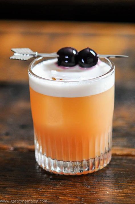 Cherry Vanilla Whiskey Sour, Apple Cider Whiskey, Whiskey Sour Cocktail, Drinks Homemade, Cherry Whiskey, Party Juice, Peach Bourbon, Whiskey Sour Recipe, Peach Whiskey