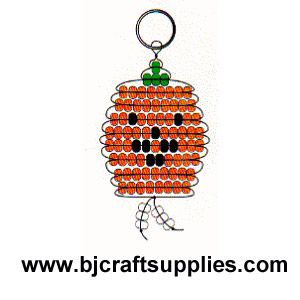 Beaded Jack-o-Lantern Key Chains Wire Decorations, Keyring Craft, Beaded Pumpkin, Pony Bead Animals, Pony Bead Projects, Pony Bead Crafts, Beaded Banners, Pony Bead Patterns, Halloween Beads