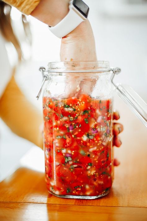 Fermented Salsa: The Best Homemade Salsa You'll Ever Eat - Live Simply Fermented Salsa, Best Homemade Salsa, Salsa Easy, Fermented Vegetables Recipes, Drink Presentation, Fermented Veggies, How To Make Guacamole, Fermentation Recipes, Fermented Vegetables