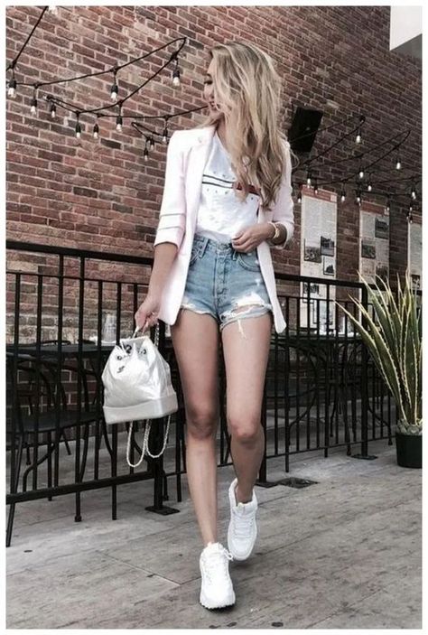 15 Outfits coquetos e irresistibles con shorts de mezclilla Casual Shorts Outfit, Tommy Shirt, Blazer Outfits Casual, Look Rock, Blazer Outfit, Trendy Swimwear, Outfit Trends, Cute Fall Outfits, Blazer Outfits