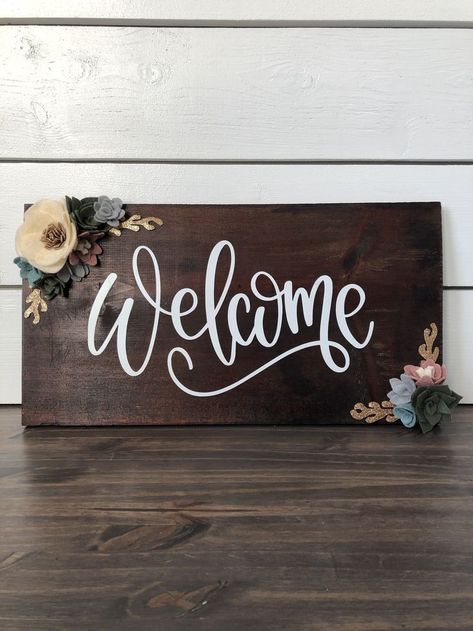 Welcome wood sign made with felt flowers @craftedbykelly #craftedbykelly Welcome Wood Sign, Homemade Signs, Wooden Signs Diy, Door Signs Diy, Wooden Welcome Signs, Creation Art, Diy Wood Signs, Wood Flowers, Diy Signs