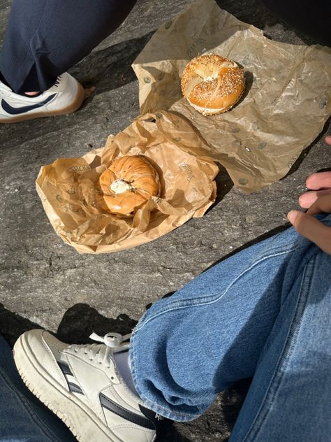 bagels and coffee breakfast date in central park Sunday Morning Aesthetic, Blue Sisters, Breakfast Date, New York Bagel, Morning Aesthetic, New York Photos, Coffee Breakfast, People Eating, Coffee Date