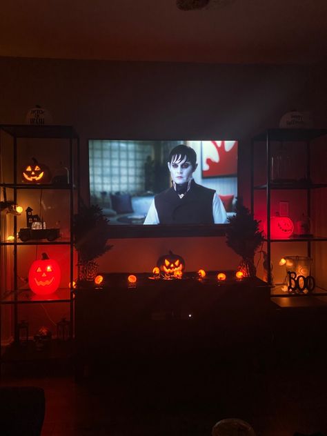 Spooky decor halloween decorations pumpkins ghost skeltons Halloween Movie Room Decor, Horror Theme Living Room, Spooky Season Room Aesthetic, Scary Movie Bedroom Theme, Horror Movie House Decor, Halloween Apartment Decor, Halloween Room Decor Ideas, Spooky House Decor, Spooky Room Decor