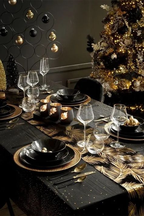 40+ Stunning Christmas Tablescape Settings and Decorating Ideas - HubPages Black Christmas Decorations, Black Gold Christmas, New Year Table, Tafel Decor, Christmas Dinner Table, Christmas Cottage, Table Setting Decor, Christmas Tablescape, Gold Christmas Decorations