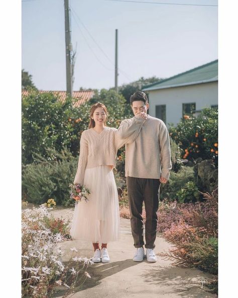 Prewedding Outfit Ideas, Korean Prewedding Photography, Pre Wedding Photoshoot Theme, Prenup Photos Ideas, Prenuptial Photoshoot, Pre Wedding Photoshoot Props, Prenup Ideas, Wedding Fotos, Prewedding Ideas