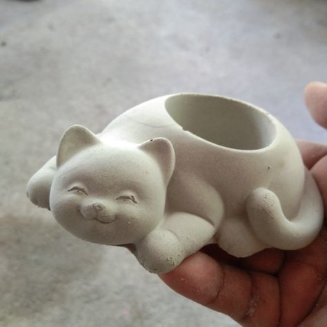 Ceramic Sculpture Ideas Inspiration, Pottery Animals Handbuilt, Cat Vase, Diy Keramik, Ceramic Sculpture Figurative, Pottery Animals, Sculpture Art Clay, Pottery Painting Designs, Diy Ceramic