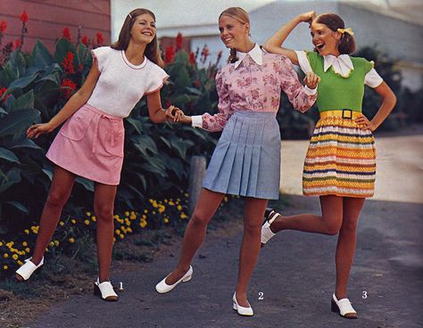 Spiegel 73 ss 3 skirts | Flickr - Photo Sharing! 1960s Teen Fashion, 60s Outfits, Κούρεμα Bob, Kawaii Clothes Goth, 1960 Fashion, Romantic Questions, 60s 70s Fashion, 1970's Fashion, 60s And 70s Fashion