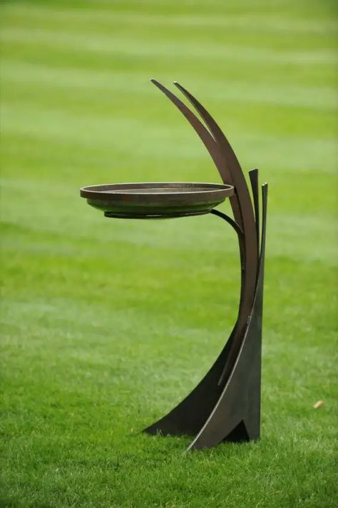 20 Garden Bird Bath Ideas to Keep Your Feathered Friends Singing - Garden Lovers Club Bird Bath Ideas, Garden Bird Bath, Metal Sculpture Artists, Bird Bath Garden, Welding Ideas, Welding Art Projects, Metal Tree Wall Art, Garden Sculptures, Metal Yard Art