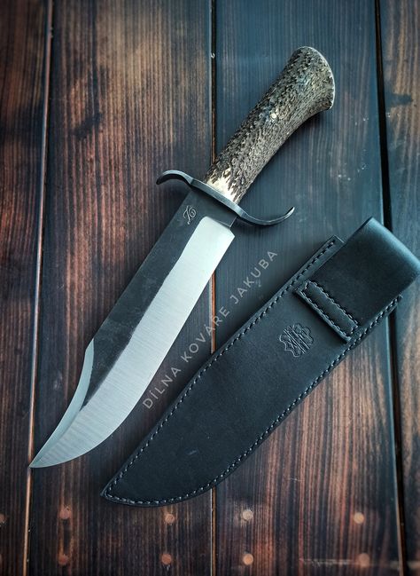 Handmade large bowie knife.  Handforged.  6mm thick hi-carbon steel on the blade.  Antler handle, pined with brass pin. 44cm overal lenght, the edge is 25,5cm long. Quality handstitched black cow hide leather sheath included! Big Knives, Antler Knife Handle, Antler Knife, Tactical Swords, Bushcraft Camping, Native American Crafts, Brass Pin, Black Cow, Cool Knives