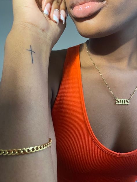 God First Tattoos Women, Finger Tattoo Black Women, Word Small Tattoos, Small Tattoos On Finger, Classy Tattoo Placement For Women, Wrist Tattoos Black Women, Small Meaningful Tattoos Black Women, Small Tattoos For Black Women, Small Tattoo Ideas Black Women