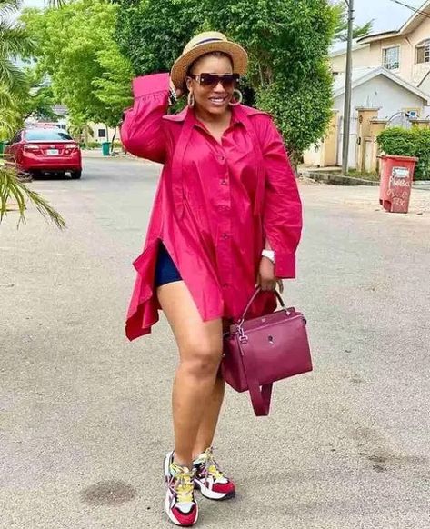 Big Shirt Outfits, Boyfriend Shirt Outfits, Aloha Christmas, Casual Plus Size Outfits, Dress And Sneakers Outfit, Plus Size Baddie Outfits, Modest Dresses Fashion, Shirt Outfits, African Maxi Dresses