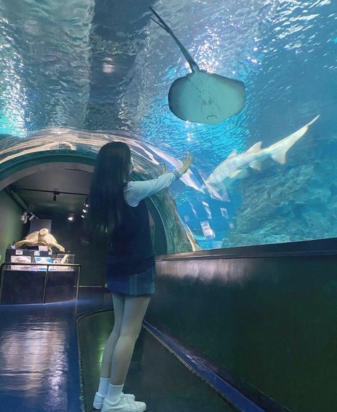 Aquarium Outfit Ideas, Aquarium Outfit, Mermaids Kissing, Aquarium Pictures, Vancouver Aquarium, Dream Dates, Pose Fotografi, Pics Ideas, Ocean Park