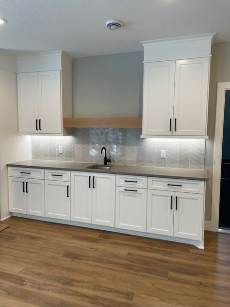 White Basement Kitchen, Bar With White Cabinets, Basement Kitchenette Ideas, Kitchenette Cabinets, White Bar Cabinet, Small Kitchen Bar, Basement Kitchen Ideas, Small Basement Kitchen, Basement Bar Area