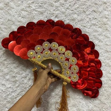 Check out our beautiful piece of Elegant Traditional African Wedding Bridal Handfan suitable for all or occasion Send us a DM to get your own piece today. Happy Monday people. #BerryAfricana #fashionnova #FashionForward #nigeria #bridalfan #bridaljewellery Hand Fan Design, Marriage Hand, Bridal Hand Fan, Traditional African Wedding, Wedding Hand Fan, Bridal Fan, Clutch Design, Coconut Shell Crafts, Princess Sofia The First