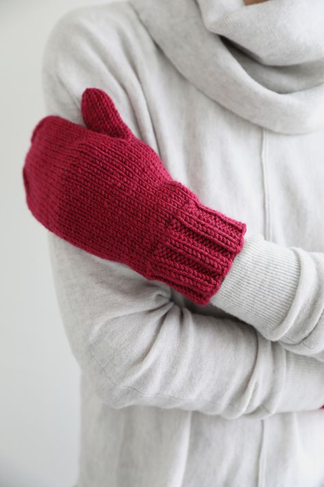 New free pattern from Espace Tricot: Big Merino Mitts – Espace Tricot Blog Knitted Gloves Mittens, Knitting Gloves Pattern, Rabbit Knitting Pattern, Free Knitting Patterns For Women, Crochet Mittens Pattern, Knitted Mittens Pattern, Hand Knit Mittens, Knitting Hacks, Aran Weight Yarn