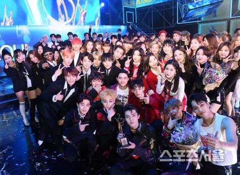 The 26th Seoul Music Awards [170118] All Kpop Groups In One Picture, Seoul Music Awards 2017, Kpop Industry, Learn Korean Alphabet, Exo Red Velvet, Baby Tumblr, Fandom Kpop, Seoul Music Awards, Funny Kpop Memes