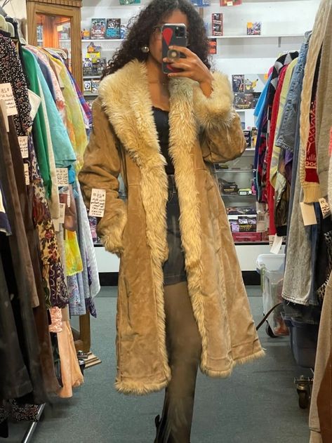 Suede And Fur Jacket, Fur Coat Aesthetic Vintage, Long Jackets Aesthetic, Long Fluffy Jacket Outfit, Fur Lined Trench Coat, Long Coat Vintage, Suede Fur Coat Outfit, Fur Trim Trench Coat, Vintage Fur Coat Street Style