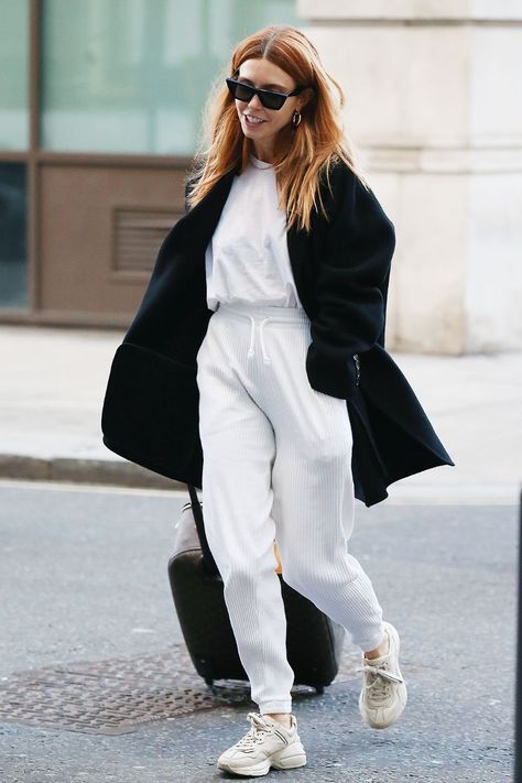 Thanks to Stacey Dooley I'll Be Wearing This Low-Maintenance Outfit All December Stacey Dooley, White Tracksuit, Casual Edgy, Tracksuit Outfit, Moda Chic, Women Fashion Edgy, Black Women Fashion, Mode Inspo, Dakota Johnson