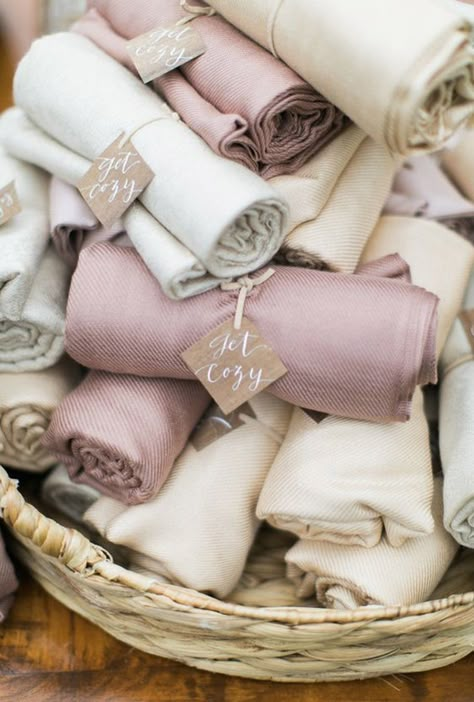 Blankets For Wedding, Winter Wedding Favors, Favour Ideas, Wedding Favors And Gifts, Wedding Mementos, Trending Wedding, Best Wedding Favors, Wedding Favors Fall, Wedding Blankets