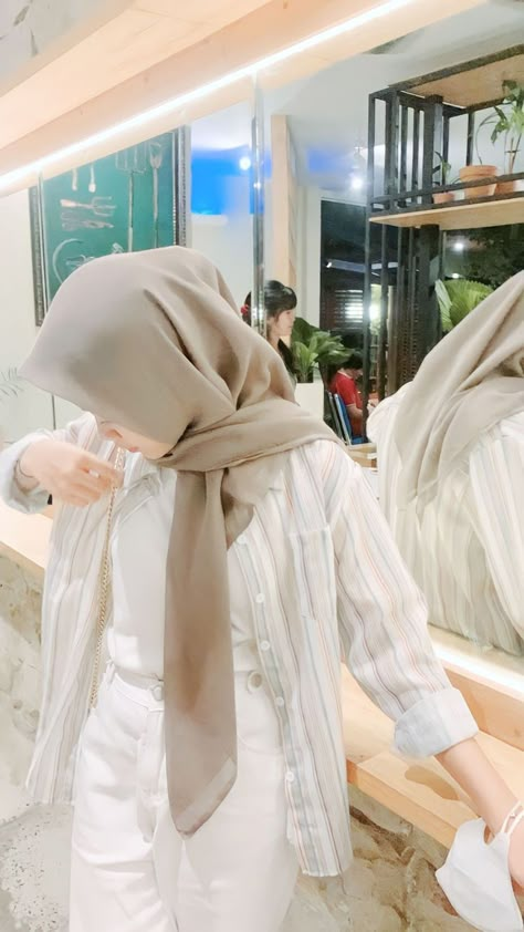 𝐅𝐨𝐥𝐥𝐨𝐰, 𝐑𝐞𝐤𝐨𝐦𝐞𝐧𝐝𝐚𝐬𝐢 𝐎𝐮𝐭𝐟𝐢𝐭 𝐇𝐢𝐣𝐚𝐛 𝐈𝐧𝐬𝐩𝐨 !! #hijab #hijabi #ootd #modestfashionista #modestyisgorgeous #lfl #ootdsimple #hijabfashioninspiration #hijaberscommunity #hijabinspo Korean Style Hijab, Celana Jogger Wanita, Classic Outfits For Women, Outfit Hijab Casual, Outfit Korean Style, Muslim Style, Casual Hijab, Casual Hijab Outfit, Everyday Fashion Outfits