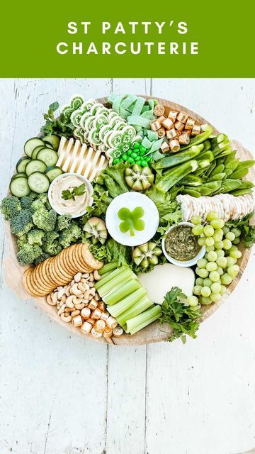 K A R A | interior designer on Instagram: "🍀St. Patty’s Day Charcuterie🍀 It’s fun and easy to create this all green board… with touches of gold! I’m hanging with some of my faves today to bring you lots of Irish-themed treats… make sure to check them out! @lifebyleanna @blessedcrazytexasnest @ourfergusonfarmhouse #stpattyscharcuterie #stpatrickscharcuterie #stpatricksdaycharcuterie #stpatricksday #stpattysday #stpattys #stpatricksdaycookies #stpatricksdaydecor #stpattysparty #stpatricksp Green Candy Charcuterie Board, Green And Gold Charcuterie, 40th Birthday Irish Theme, Green Themed Food Board, Green Food Board Party, Color Themed Charcuterie Board Ideas, Green Snack Board, Green Bring A Board Night, Green Charcuterie Board Ideas