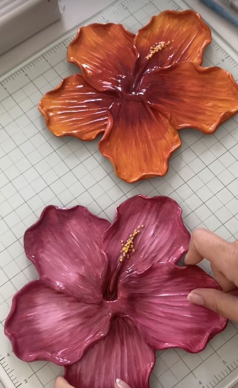 Clay Sets Ideas, Hibiscus Clay Tray, Clay Hibiscus Flower, Flat Ceramics, Detailed Ceramics, Cute Pottery Ideas, Hibiscus Clay, Ceramic Ideas Pottery, Handmade Pottery Ideas