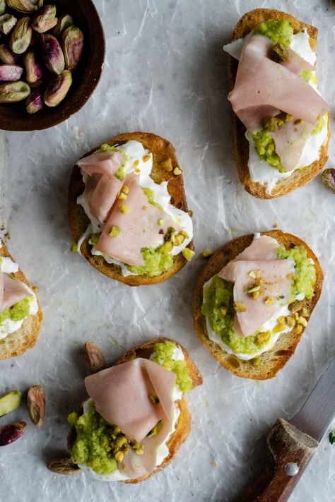 Burrata Crostini, Pesto Crostini, How To Make Crostini, Grill Sandwich, Crostini Appetizers, Pistachio Pesto, Crostini Recipes, Favourite Food, Small Meals