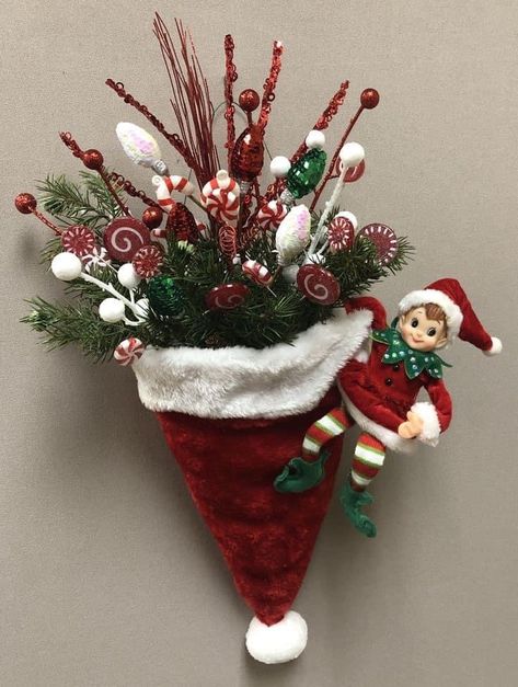 Santa Hat Decorating Ideas, Santa Hat Wreath, Christmas Decorations Centerpiece, Diy Christmas Ornaments Easy, Christmas Floral Arrangements, Furniture Free, Christmas Centerpieces Diy, Easy Christmas Decorations, Christmas Themes Decorations