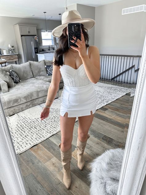 All White Nashville Outfit, White Denim Bride Outfit, Simple Bachelorette Outfits, Nashville Bridal Outfit, White Nashville Outfit Bride, Plus Size Bachelorette Outfit For Bride Nashville, Cowgirl Bachelorette Party Outfits Bride, Bride Airport Outfit Bachelorette, White Nashville Outfit