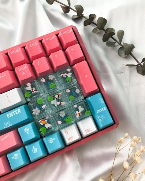 Fancy Keyboard, Computer Set, Retro Gadgets, Key Cap, Key Caps, Gaming Room Setup, Cute Bedroom Decor, Computer Setup, Cozy Room Decor