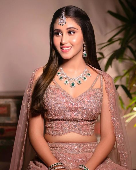 Makeup For Black Lehenga, Mata Pujan Look, Light Makeup For Black Dress, Light Engagement Makeup, Engagement Jwellery Idea, Mata Pujan Dress For Bride, Simple Engagement Makeup Indian, Engagement Make Up, Lehenga Makeup Look Simple