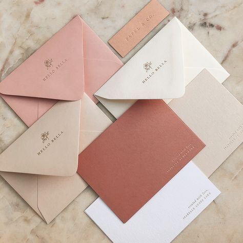 The cards that go with these envelopes make me just as happy as the envelopes. The simplest design but the mix of colors and dainty design… Invite Design, Mix Of Colors, 카드 디자인, Invitation Inspiration, Envelope Design, Wedding Stationary, Name Cards, Graphic Design Inspiration, Business Card Design