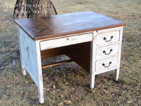 15 idées sympas pour relooker un vieux bureau | L'atelier de Mat Distressed Desk, Desk Redo, Back To School Pictures, Pretty Furniture, Painted Desk, School Desk, Desk Makeover, School Desks, Kids' Desk