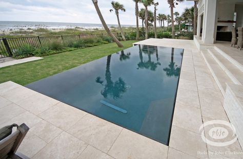 Knife edge pool. From what I've read, more expensive and more maintenance.  So not gonna happen.  But I do love the look of deck level with the water edge... Knife Edge Pool, Pool Design Plans, Overflow Pool, Vanishing Edge Pool, Edge Pool, Florida Pool, Pool Landscape Design, Natural Homes, Infinity Edge Pool