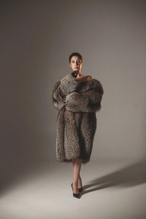 Long Fur Coat Photoshoot, Fur Coat Poses, Fur Jacket Photoshoot, Fur Photoshoot Ideas, Fur Photoshoot, Coat Photoshoot, Fur Coat Photoshoot, 2024 Photoshoot, Long Fur Coat