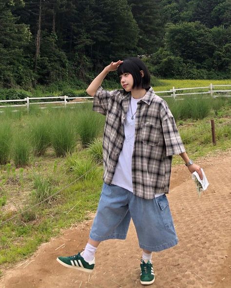 Chinese Baggy Outfits, Japanese Summer Streetwear, 90s Japanese Street Fashion, Japanese Summer Fashion, Japanese Outfits Street Style, Japanese Outfits Casual, Outfits Jorts, Jorts Fashion, Normcore Outfits