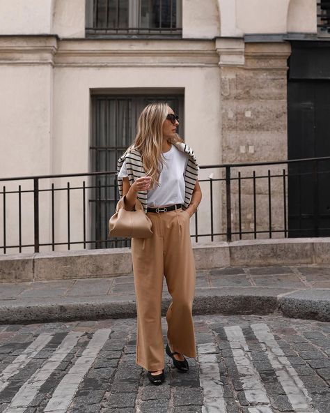 How To Style Beige Pants (Style Tips AND Outfit Ideas) Dark Beige Pants Outfit, Beige Pants Outfit Casual, Beige Pants Outfit Ideas, Style Beige Pants, Chic Wide Leg Pants, Beige Pants Outfit, Wide Leg Pants Outfit, Pants Outfit Ideas, Leg Pants Outfit