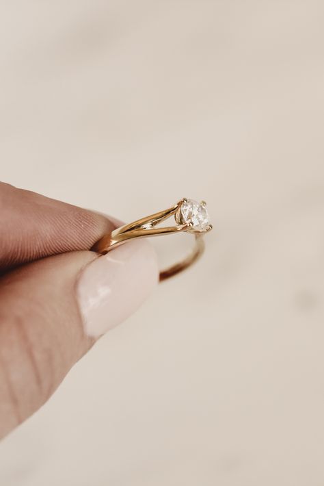 Small Classic Wedding Ring, Dainty Solitaire Ring, Unique Engagement Rings Solitaire, Small Diamond Gold Engagement Ring, Small Diamond Wedding Rings, Unique Small Wedding Rings, Small Round Diamond Engagement Rings, Good Engagement Rings Simple, Simple Solitaire Ring