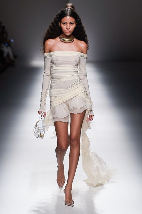 High Fashion 2024, White Runway Outfit, Nyfw 2024 Runway, Summer Outfits 2024 Fashion Trends, Runway Looks 2023, Ss24 Fashion Runway, Model Runway Outfits, High Fashion Outfits Runway, Runway Fashion 2024