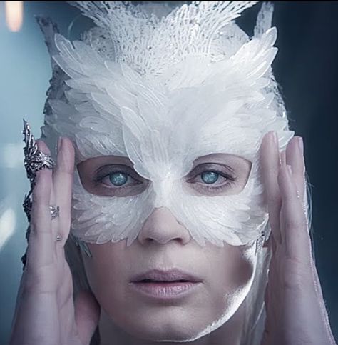 Freya the Ice Queen's owl mask Ice Queen Costume, Queen Ravenna, Snowwhite And The Huntsman, Colleen Atwood, The Huntsman, Queen Costume, Movie Costumes, Snow Queen, Ice Queen