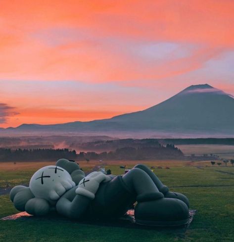 “KAWS:Holiday” traveling sculpture spends part of July/2019 near Mount Fuji in Japan. Kaws Wallpaper, Monte Fuji, Hard Edge Painting, Art Advisor, Juxtapoz Magazine, Shizuoka, Mount Fuji, Museum Of Contemporary Art, High Art