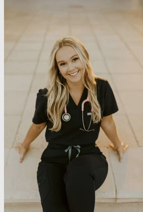 Nursing Senior Pictures, Nursing Graduation Photoshoot, Nursing School Pictures, Nursing Photo Shoot, Graduation Inspo Pics, Nursing Grad Pictures, Vet School Graduation, Nursing Photoshoot, Nursing Pics