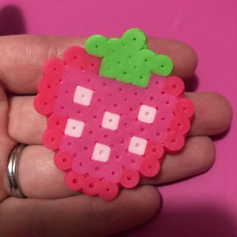 Pixel Art Ideas Waffle Perler Beads, Kawaii Pearl Beads, Matching Pearler Beads, Cutecore Perler Bead, Perler Bead Pins, Easy Hama Bead Designs, Strawberry Perler Bead Pattern, Small Pearler Beads Patterns, Perler Bead Strawberry